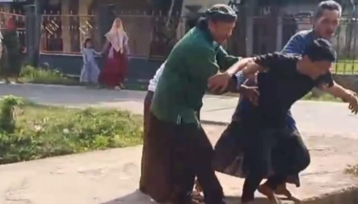 Pulang Kampung Disambut Haru, Robiin ‘Buang Sial’ Ceburkan Diri ke Sungai