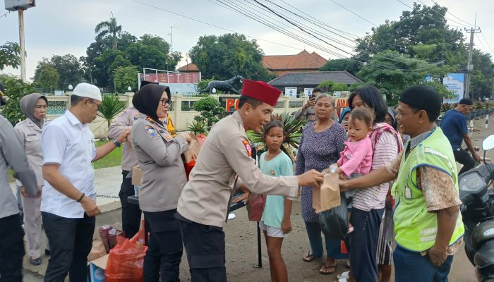 Polres Indramayu Bagikan Ratusan Takjil, Wujud Kepedulian di Bulan Ramadan