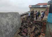 Polsek Kandanghaur Polres Indramayu Bantu Perbaikan Tanggul Laut Yang Bocor di Desa Eretan Kulon