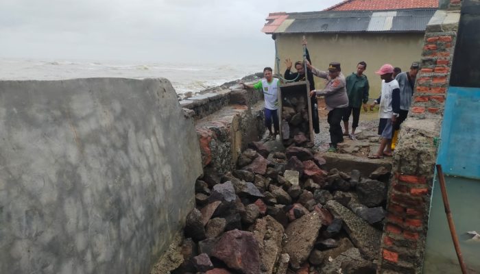 Polsek Kandanghaur Polres Indramayu Bantu Perbaikan Tanggul Laut Yang Bocor di Desa Eretan Kulon