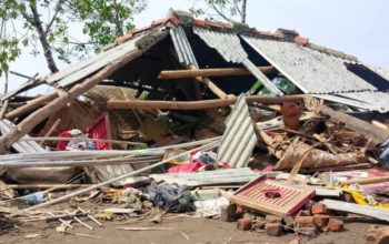 Usai Tarawih, Angin Puting Beliung Mengamuk di Indramayu: Puluhan Rumah Luluh Lantak, Sekolah Porak-poranda!