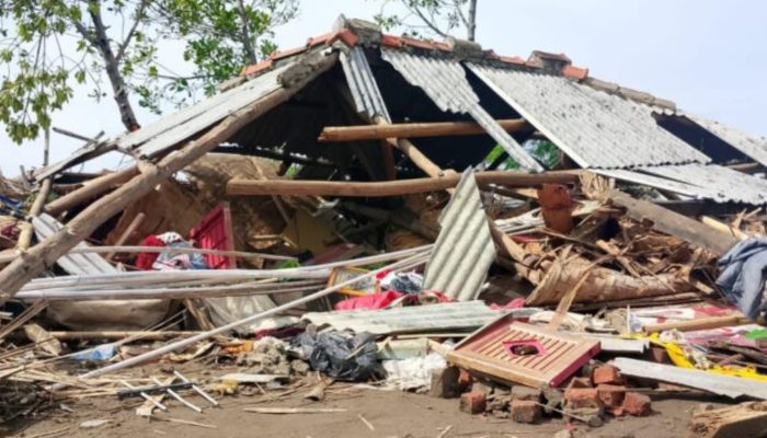 Usai Tarawih, Angin Puting Beliung Mengamuk di Indramayu: Puluhan Rumah Luluh Lantak, Sekolah Porak-poranda!