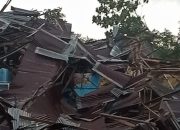 Mengerikan! Puting Beliung Mengamuk di Indramayu, Pasar dan Pintu Air Luluh Lantak!