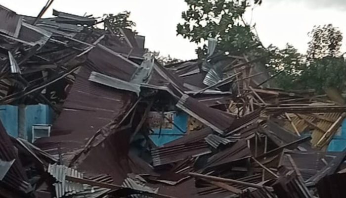 Mengerikan! Puting Beliung Mengamuk di Indramayu, Pasar dan Pintu Air Luluh Lantak!