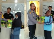 Polsek Sukra Bagi-bagi Rezeki Ramadan untuk ‘Penyapu Receh’ Jembatan Sewo