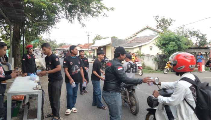 LSM HARIMAU Indramayu Bagikan 300 Takjil di Jalan Patrol-Haurgeulis