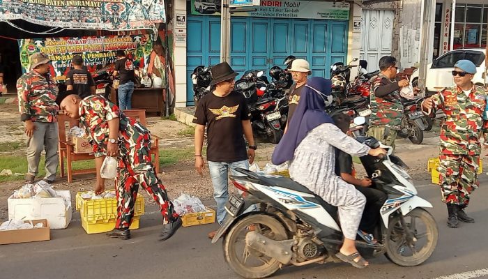 Ribuan Takjil Ludes Dibagikan, LMPI Indramayu Tebar Berkah Ramadan 