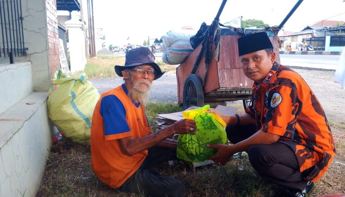Pemuda Pancasila PAC Sukra Berbagi Kebahagiaan Lebaran dengan Pemulung di Posko Mudik