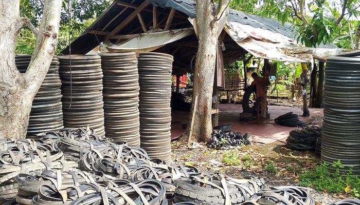 Limbah Ban Bekas Tronton Disulap Jadi Tali Multifungsi Bernilai Ekonomi Tinggi di Indramayu