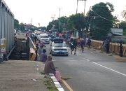 Demi Recehan, ‘Penyapu Koin’ di Jembatan Sewo Indramayu Nekat Pertaruhkan Nyawa Jelang Arus Mudik