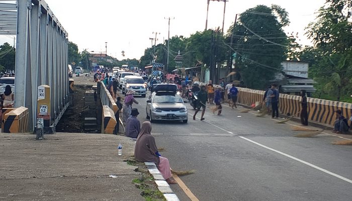 Demi Recehan, ‘Penyapu Koin’ di Jembatan Sewo Indramayu Nekat Pertaruhkan Nyawa Jelang Arus Mudik