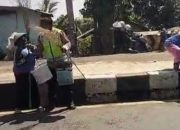 Petugas Pospam Mudik Lebaran ‘Ucing-ucingan’ dengan Penyapu Koin di Jembatan Sewo