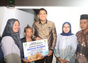 Bupati Lucky Hakim dan Baznas Salurkan Bantuan Korban Angin Puting Beliung