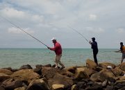 Libur Panjang Usai Lebaran, Warga Bongas Adu Nasib Mancing di Pantai Eretan 