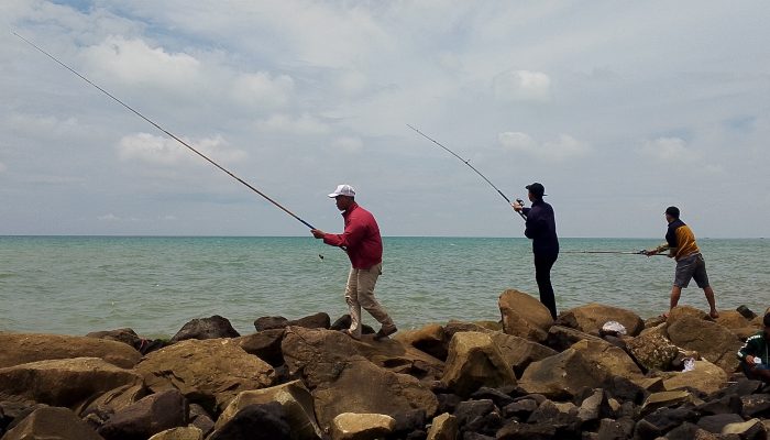 Libur Panjang Usai Lebaran, Warga Bongas Adu Nasib Mancing di Pantai Eretan 
