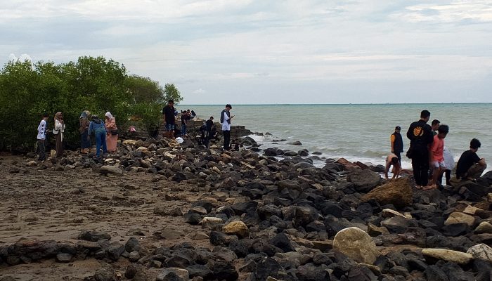 Pantai Eretan Indramayu Diserbu Wisatawan Usai Libur Lebaran