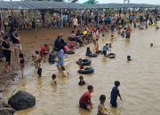 Pantai Plentong Indramayu Mendadak Jadi Lautan Manusia! Ada Apa Gerangan?