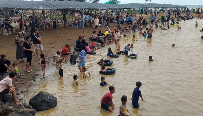 Pantai Plentong Indramayu Mendadak Jadi Lautan Manusia! Ada Apa Gerangan?