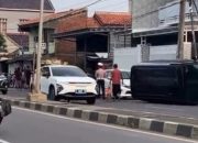 Minibus Hyundai Hantam Odong-odong dan Tiang Listrik di Indramayu, Diduga Sopir Mengantuk