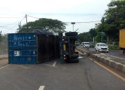 Kecelakaan Kontainer di Indramayu: Sopir Ngantuk Berat, Mobil Terguling Hingga Robohkan Lampu Penerangan Jalan