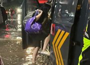 Polri Sigap Bantu Evakuasi Korban Banjir di Tangerang Selatan, Prioritaskan Kelompok Rentan