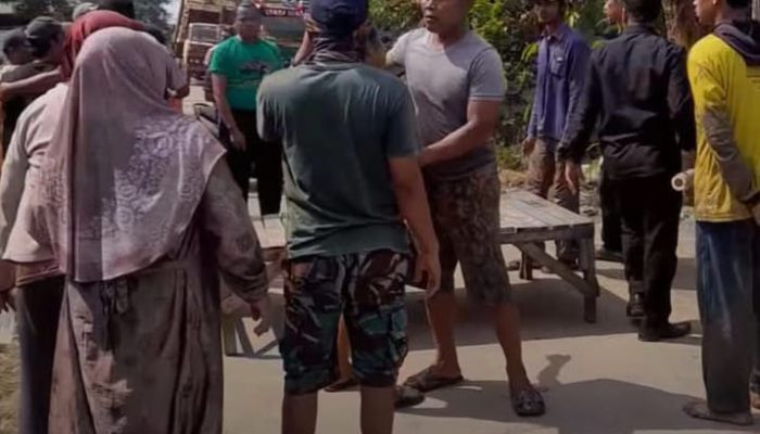 Jalan Diblokir, Warga Pringgacala Protes Penjualan Tanah Desa Diduga untuk Perluasan Makam!