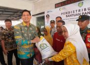 Pemkab Indramayu dan Bulog Salurkan Cadangan Pangan Pemerintah untuk Warga Desa Sudimampir