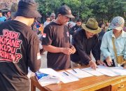 Setelah Tidak ada Kesepakatan, Ratusan Masa Desa Sukaslamet Tuntut Kuwu Rajudin Mundur Dengan Pengumpulan Tandatangan  ‎