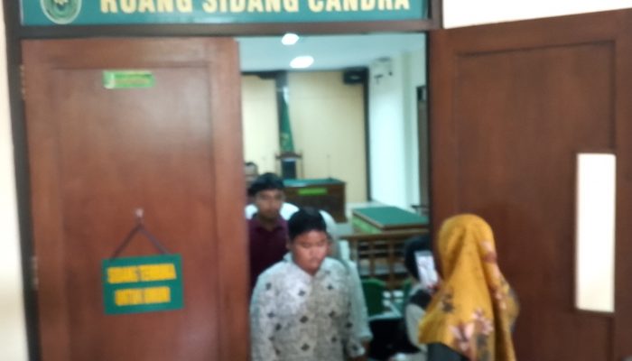 ‎Air Mata Yatim di Meja Hijau: Digugat Kakek Nenek Kandung Rp 1 Miliar, Rumah Terancam Hilang