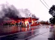 Mini Bus Terbakar Hebat di SPBU Mandirancan, Diduga Akibat Korsleting Listrik