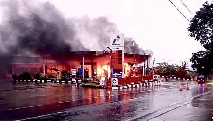 Mini Bus Terbakar Hebat di SPBU Mandirancan, Diduga Akibat Korsleting Listrik