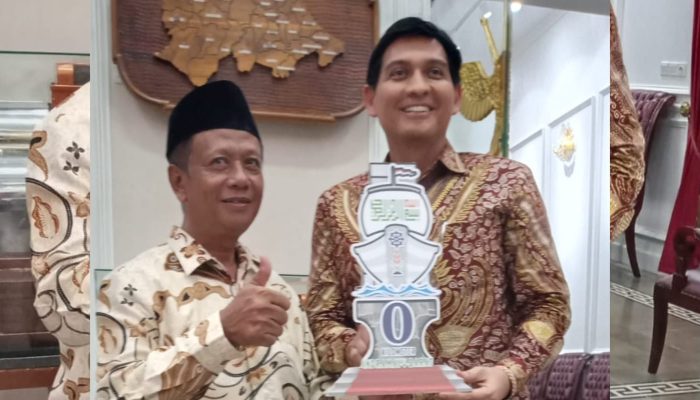 FOSMA INBAR Serahkan Miniatur Tugu Nol Kilometer ke Bupati  ‎