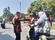 Sambut HUT Kemerdekaan RI, PAC Pemuda Pancasila Sukra Bagikan 5.000 Bendera Merah Putih Gratis