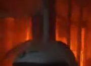 Video Kebakaran Rumah Sakit MM Beredar, Petugas Damkar Berjibaku di Lantai Tiga