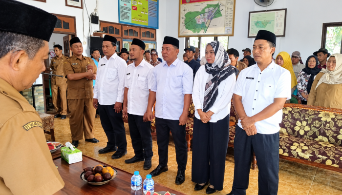 Kuwu Suradi Lantik Perangkat Desa Larangan Jambe, Pelayanan Masyarakat Jadi Prioritas
